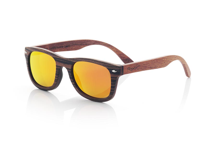 Wood eyewear of Ebony ITACA. New Sunglasses Itaca are made of layered ebony and rosewood (Rosewood) combined, the Front of Ithaca is ebony with a sheet of wood sandwiched Rosewood sandwiched while the pins are entirely made of rosewood in a model of classic lines and a size optimized in serial assemble 3 types of lenses Grey, Brown or Orange REVO. You'll be amazed its careful combination of woods termination form and variety of lenses available. Front Measure: 148x47mm for Wholesale & Retail | Root Sunglasses® 